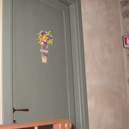 Sacreterre E Panzió Tizzano Val Parma